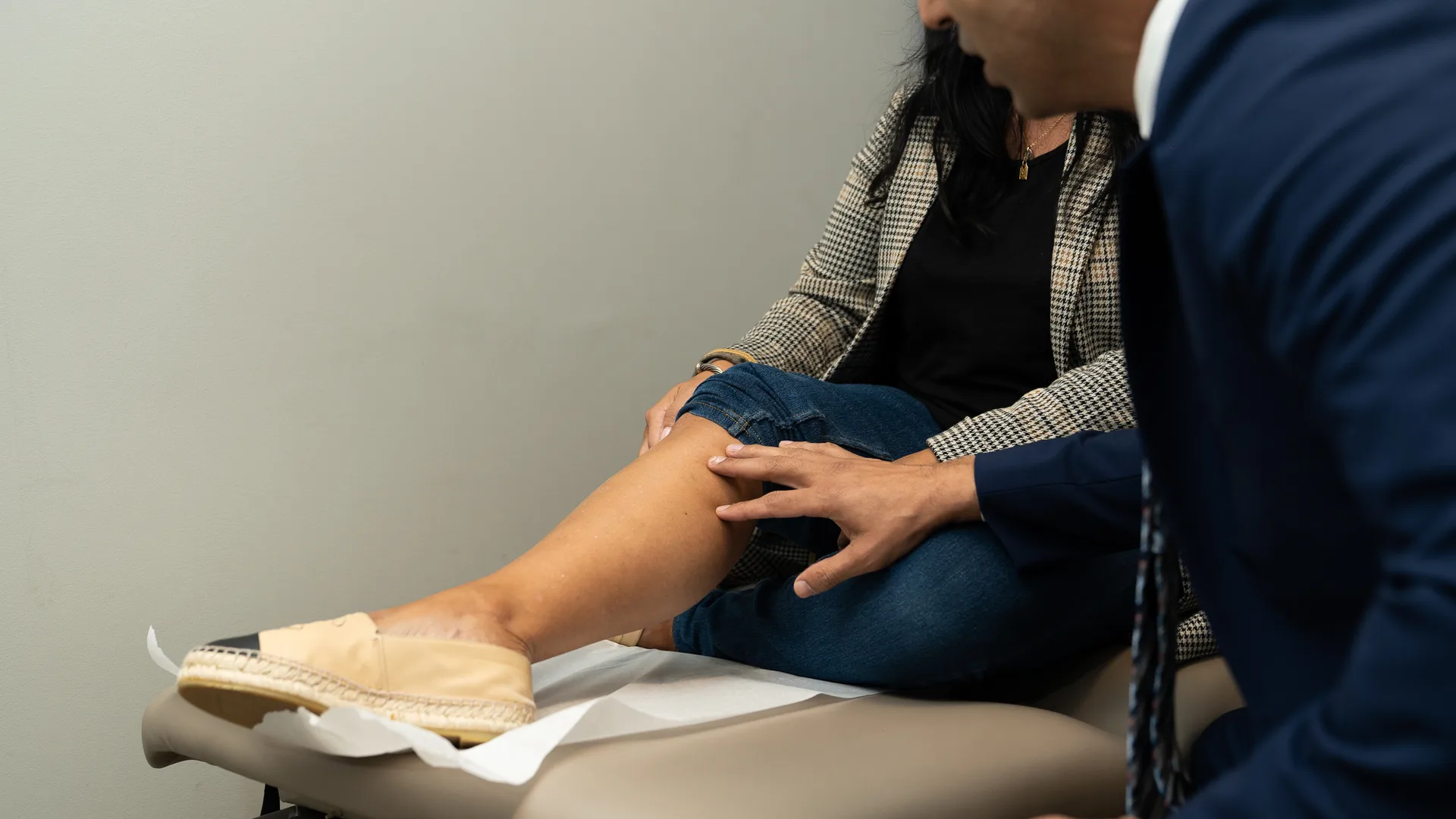 Dr. Alvin Micabalo, D.O. consulting with a patient